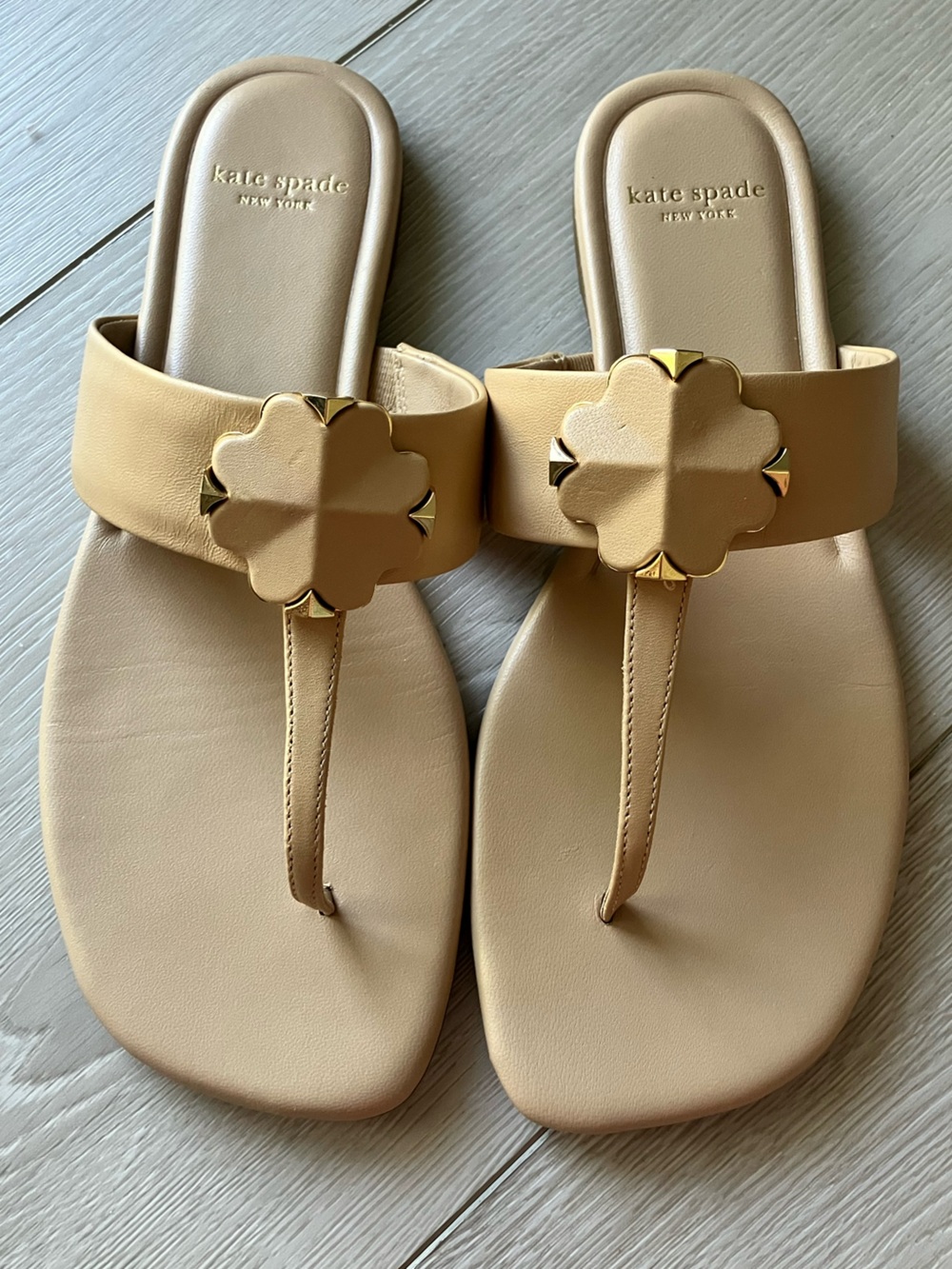 NWT Kate Spade Tan Leather Thong Sandals with Floral Medallion Size 7.5